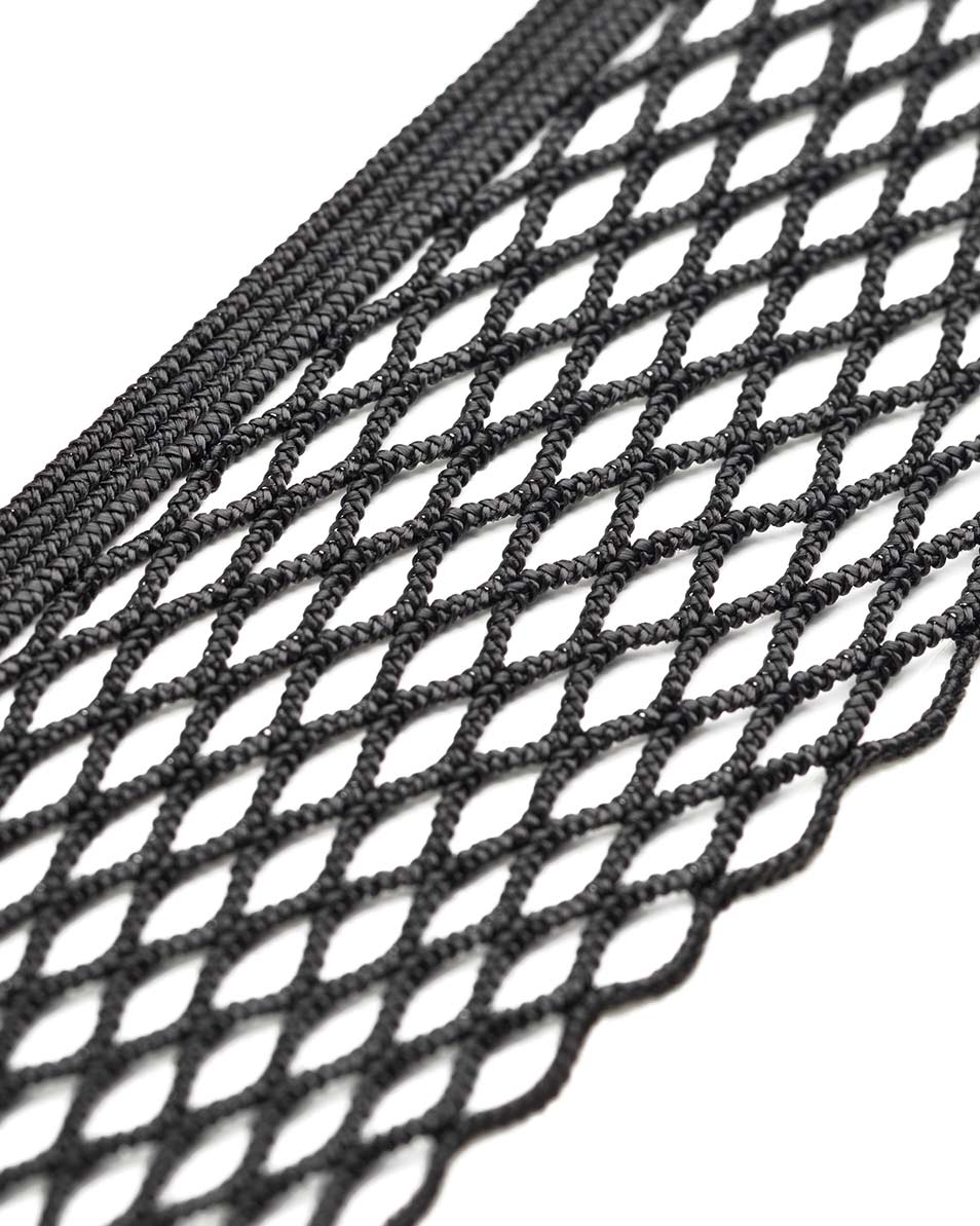 JUMBO-TEXTIL || Unsere Produkte - Schmalgewebe: Produktfoto eines schwarzen elastischen Netzes, mit elastischer Häkelkante, vor weißem Hintergrund