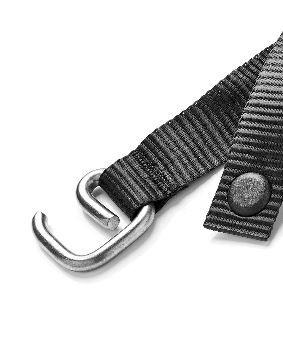 JUMBO-TEXTIL || Unsere Produkte - Schmalgewebe: Produktfoto eines schwarzen Webband mit Metallhaken vor weißem Hintergrund