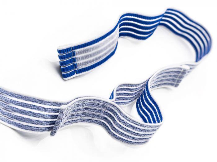 Produktfoto eines blau-weißen und elastischen Klettband auf weißem Hintergrund